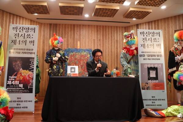 배우 박신양이 지난3월6일 서울 종로구 세종문화회관에서 열린 개인전 '박신양의 전시쑈: 제4의 벽' 및 '감정의 발견' 출간 기념 기자간담회에서 인사말을 하고 있다. [사진= 김호이 기자]