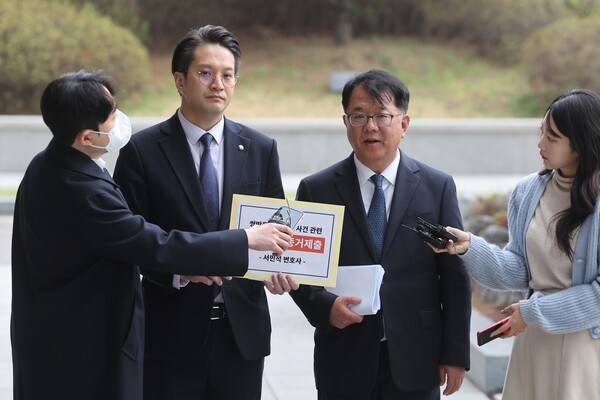 서민석 변호사가 6일 서울고등검찰청 앞에서 쌍방울 대북송금 사건 수사와 관련해 박상용 검사와의 통화 녹취 파일 등을 제출하는 소회를 밝히고 있다. 그의 왼쪽은 전용기 더불어민주당 의원. 2026.4.6 연합뉴스