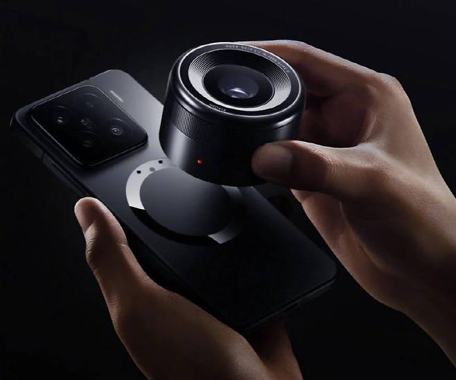 샤오미가 과거 공개한 모듈형 카메라 스마트폰 콘셉트 이미지. 최근 외신을 통해 이 같은 방식의 양산형 모델이 올해 하반기 출시될 수 있다는 루머가 전해지며 기술 구현 가능성에 이목이 쏠리고 있다. (사진=샤오미)