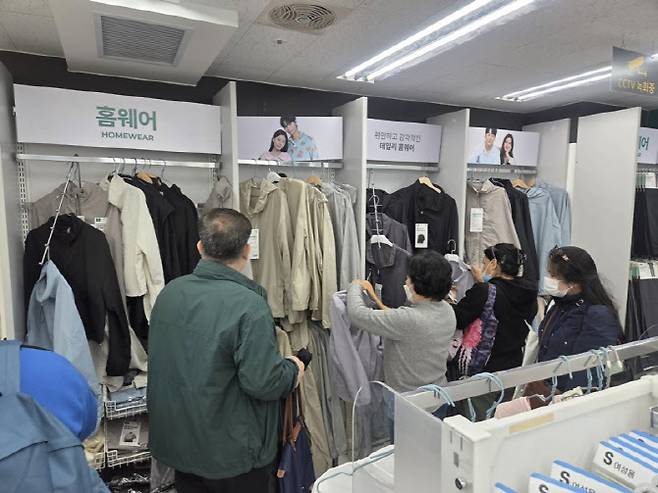 다이소 명동역점 홈웨어 코너에서 손님들이 의류를 살펴보고 있다. (사진=한전진 기자)