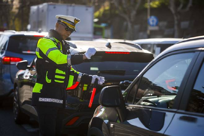 7일 서울 서대문구 연세대학교 앞 성산로에서 서대문경찰서 경찰관들이 꼬리물기 및 끼어들기 단속 및 계도 활동을 하고 있다.(사진=뉴시스)