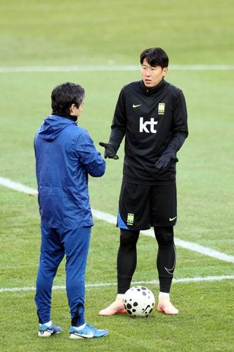 주앙 아로소 수석코치와 대화하는 손흥민. 사진=연합뉴스