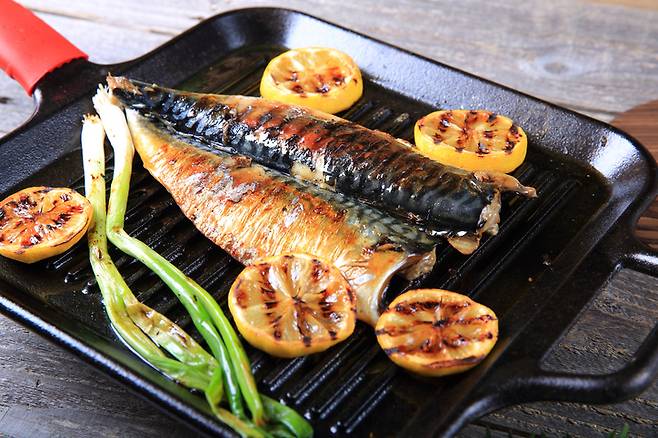 생선이나 고기를 구운 뒤 프라이팬에 남는 특유의 비린내는 주방에서 쉽게 구할 수 있는 밀가루 등으로 해결할 수 있다. 사진=게티이미지뱅크