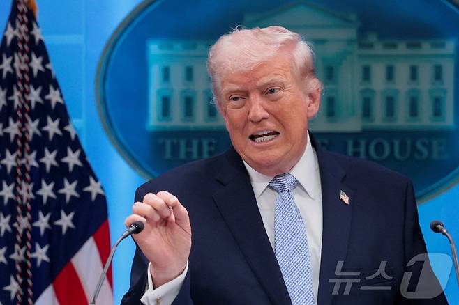 도널드 트럼프 미국 대통령이 6일(현지시간) 워싱턴DC 백악관에서 기자회견을 열고 이란에서 격추된 미 공군 F-15E 전투기 탑승자 구출작전에 대해 설명하고 있다. 2026.04.06. ⓒ 로이터=뉴스1