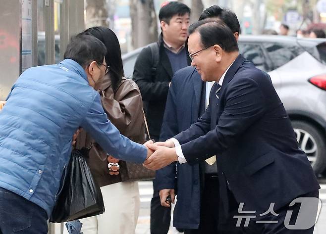 6·3 지방선거 대구시장 출마를 선언한 김부겸 전 국무총리가 6일 대구 중구의 한 거리에서 시민과 인사 나누고 있다. 2026.4.6 ⓒ 뉴스1 공정식 기자