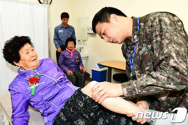 해군 제주기지전대 군의관이 제주 서귀포시 강정동 해군기지에서 강정마을 어르신들에게 의료지원을 하는 모습. 2018.5.8 ⓒ 뉴스1 이석형 기자(해군 제공)