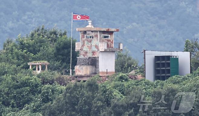 사진은 경기 파주시 접경지역에서 바라 본 북한 초소와 대남 확성기. 2025.8.20 ⓒ 뉴스1 김도우 기자