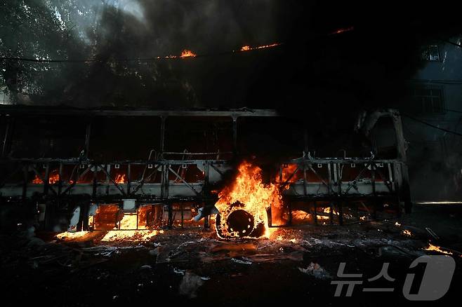 18일(현지시간) 브라질 리우데자네이루 중심부에서 경찰 작전 중 마약 밀매업자들이 방화한 것으로 추정되는 버스의 모습. 2026.03.18. ⓒ AFP=뉴스1