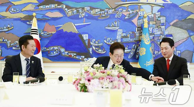 이재명 대통령이 7일 청와대에서 열린 여야정 민생경제협의체 회담 및 오찬에서 장동혁 국민의힘 대표에게 발언을 권유하고 있다. (청와대통신사진기자단) 2026.4.7 ⓒ 뉴스1 이재명 기자