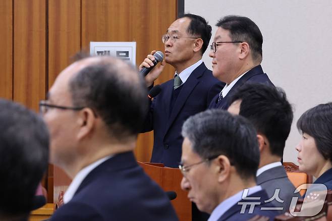 강백신 대구고검 검사(왼쪽)와 엄희준 광주고검 검사가 7일 서울 여의도 국회에서 열린 윤석열정권정치검찰조작기소의혹사건진상규명국정조사특별위원회 전체회의에서 의원 질의에 답변하고 있다. 2026.4.7 ⓒ 뉴스1 신웅수 기자