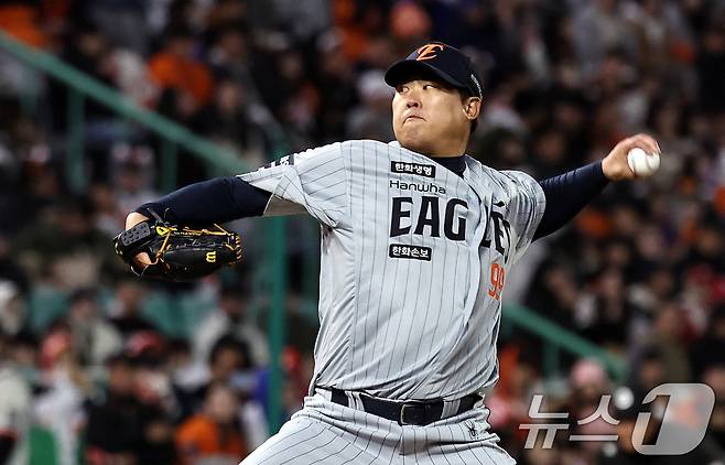 7일 오후 인천 미추홀구 SSG랜더스필드에서 열린 프로야구 '2026 신한 SOL KBO리그' SSG 랜더스와 한화 이글스의 경기, 한화 선발투수 류현진이 역투하고 있다. 2026.4.7 ⓒ 뉴스1 구윤성 기자