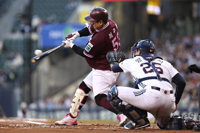 키움 히어로즈 내야수 최주환이 7일 열린 KBO리그 잠실 두산 베어스전에서 타점 2개를 기록해 팀의 승리를 이끌었다. (키움 히어로즈 제공)