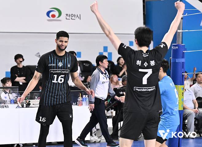 현대캐피탈 레오(왼쪽)와 허수봉. 사진 | 한국배구연맹