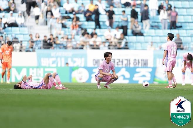 대구 선수들이 김포전에서 무승부를 거둔 뒤 아쉬워하고 있다 . 사진 | 한국프로축구연맹