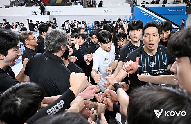 현대캐피탈 선수단이 챔피언 결정전 3차전에서 승리한 뒤 의지를 다지고 있다. 사진 | 한국배구연맹