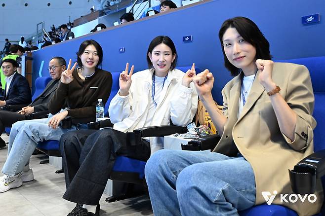 2일 남자부 챔프전 1차전 현장을 찾은 양효진과 김수지, 김연경. 제공 | 한국배구연맹