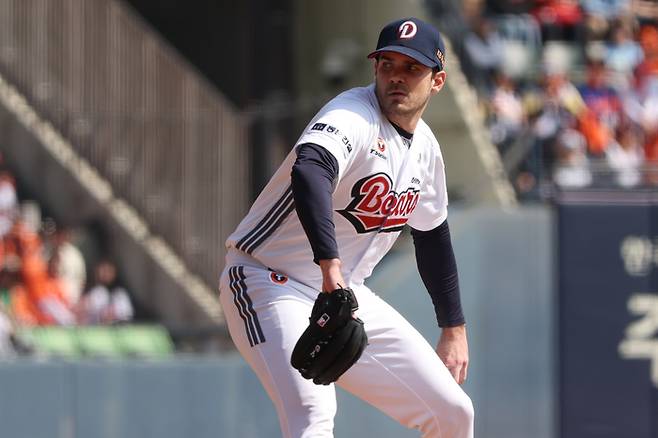 두산 잭로그가 5일 서울 잠실구장에서 열린 2026 KBO리그 정규시즌 한화전에 선발 등판해 역투하고 있다. 사진 | 두산 베어스