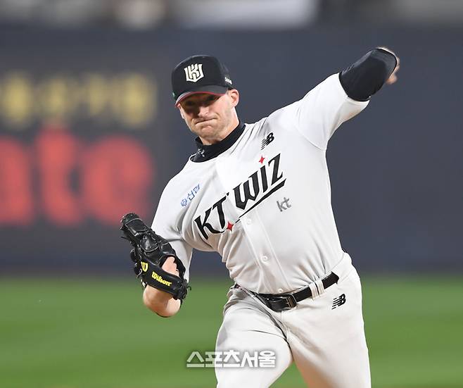KT 선발투수 벤자민이 8일 수원케이티위즈파크에서 열린 LG와 2024 KBO 준플레이오프 3차전에서 역투하고 있다. 수원 | 최승섭기자 thunder@sportsseoul.com