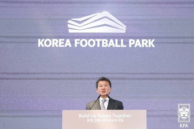 정몽규 대한축구협회장이 7일 충청남도 천안시 입장면에서 열린 코리아풋볼파크 개관식에서 무대에 올라 인사하고 있다. 사진 | 대한축구협회