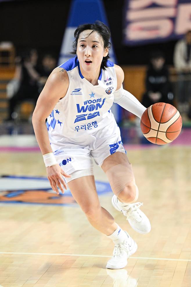 우리은행 김단비가 3일 용신시실내체육관에서 열린 BNK금융 2025~2026 여자프로농구 정규리그 최종전 삼성생명과 경기에서 드리블 하고 있다. 사진 | WKBL