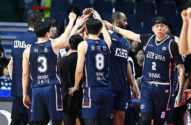 KCC가 1일 부산사직체육관에서 열린 2025~2026 LG전자 프로농구 6라운드 SK전 승리 후 세리머니를 하고 있다. 사진 | KBL