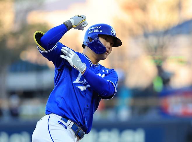 삼성 류지혁이 7일 광주-기아 챔피언스 필드에서 열린 2026 KBO리그 정규시즌 KIA와 경기에서 1회초 우월 솔로포를 때린 후 세리머니를 하며 베이스를 돌고 있다. 사진 | 광주=연합뉴스