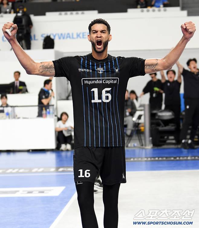 6일 천안 유관순체육관에서 열린 V리그 챔피언결정전 현대캐피탈과 대한항공의 경기. 3차전 승리한 현대캐피탈 레오가 환호하고 있다. 천안=박재만 기자 pjm@sportschosun.com/2026.04.06/