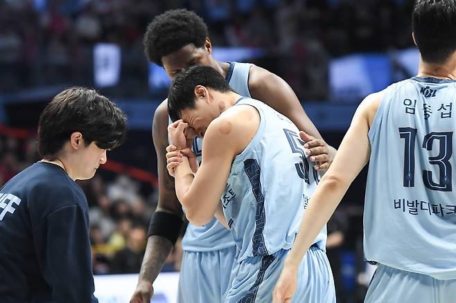 소노 김진유가 5일 6강 PO 진출을 확정한 뒤 감격의 눈물을 흘리자 네이던 나이트가 보듬어 주고 있다. 사진제공=KBL