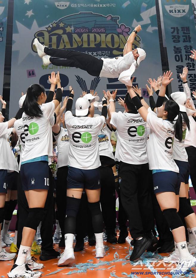 5일 장충체육관에서 열린 V리그 챔피언결정전 GS칼텍스와 도로공사의 경기. 우승을 차지한 GS칼텍스 허세홍 구단주가 헹가래를 받고 있다.. 장충=박재만 기자 pjm@sportschosun.com/2026.04.05/