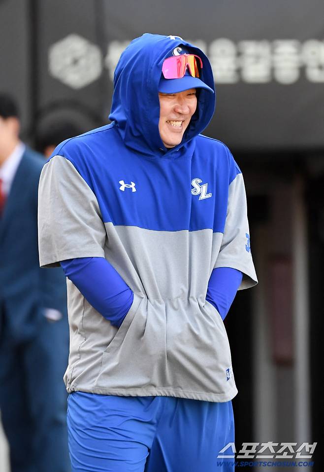 7일 광주 기아챔피언스필드에서 열린 KIA와 삼성의 경기. 삼성 최형우가 KIA 선수들과 인사를 나누고 있다. 광주=박재만 기자 pjm@sportschosun.com/2026.04.07/