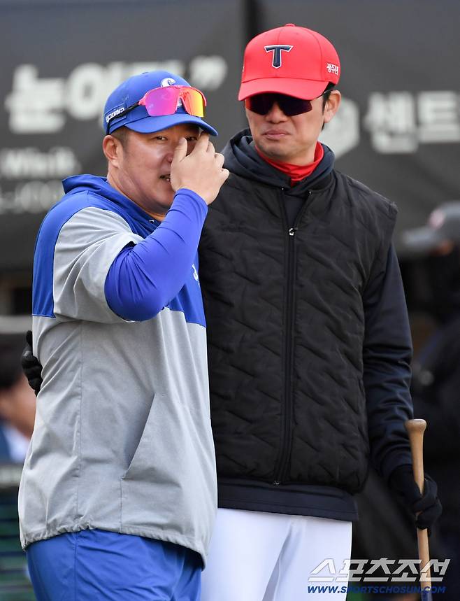 7일 광주 기아챔피언스필드에서 열린 KIA와 삼성의 경기. KIA 손승락 수석코치가 삼성 최형우를 따뜻하게 안아주고 있다. 광주=박재만 기자 pjm@sportschosun.com