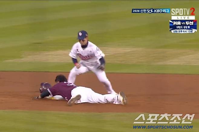 키움 1루주자 이형종이 박한결의 우익수 플라이 때 태그업해 2루에서 세이프되고 있다. SPOTV2 중계화면 캡쳐