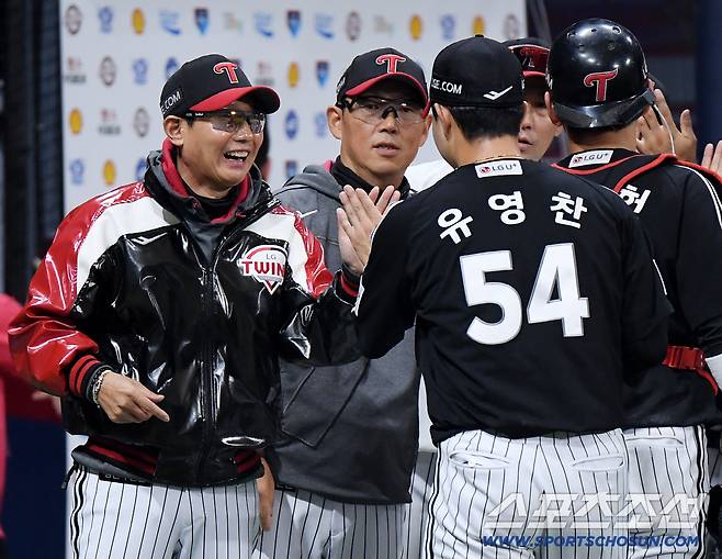 5일 서울 고척스카이돔에서 열린 LG-키움전. 9회말 역전 위기에 등판해 승리를 지킨 유영찬이 염경엽 감독과 하이파이브하고 있다. 정재근 기자 cjg@sportschosun.com/2026.4.5/