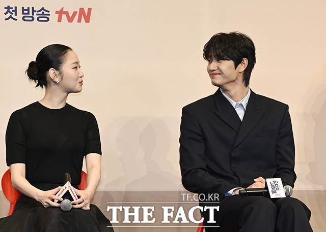 배우 김고은(왼쪽)과 김재원이 7일 오후 서울 구로구 더링크서울 트리뷰트 포트폴리오 호텔 웨딩 링크홀에서 열린 티빙 오리지널 '유미의 세포들3' 제작발표회 중 서로를 바라보고 있다. /송호영 기자