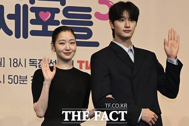 김고은과 김재원이 포즈를 취하고 있다.