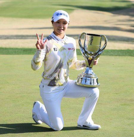 고지원이 더 시에나 오픈 우승 직후 트로피를 무릎 위에 올려놓고 기념 촬영을 하고 있다. KLPGA 제공