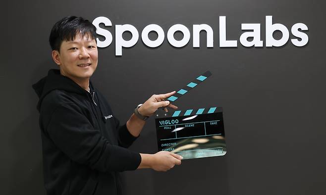 최혁재 스푼랩스 대표가 24일 서울 강남구 본사에서 ‘비글루’의 숏폼 드라마 촬영용 슬레이트를 들고 있다. 이 회사는 웹툰·게임 등 한국 IP를 앞세워 글로벌 시장 공략에 나설 계획이다. /박성원 기자