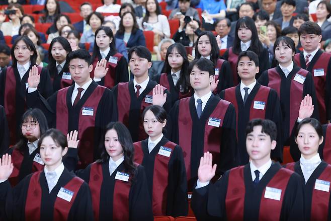 작년 5월 7일 정부과천청사 법무부에서 열린 신임 검사 임관식에 참석한 신임 검사들이 선서하고 있다. /연합뉴스