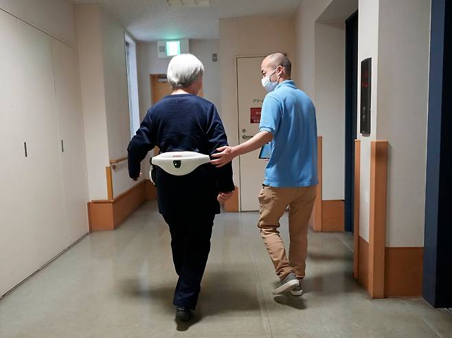 2023년 4월 일본 도쿄의 신토미 요양원에서 한 입소자가 혼다 보행 보조기를 짚고 걷고 있다. /EPA 연합뉴스