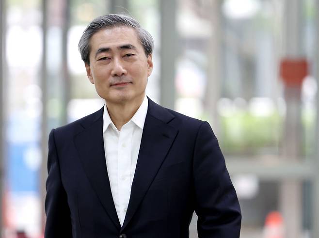 경제학자 출신인 신현송 한국은행 총재 후보자가 지난 4월 6일 서울 중구 한화금융플라자에 마련된 인사 청문회 준비 사무실로 출근하고 있다./뉴시스