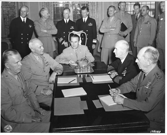 1943년 11월 이집트 카이로에서 루스벨트, 처칠, 장제스가 조선의 독립을 공약했다. 같은 곳에서 미 합동참모본부 (JCS) 간부들도 전후 동아시아에서의 군사 전략을 논의했다. 앞줄 맨 왼쪽이 미국의 전후 유럽 재건 계획인 '마셜 플랜' 이름의 유래가 된 조지 마셜 장군. /미 트루먼 도서관