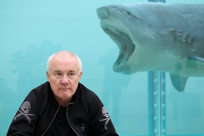 영국 시각미술가 데이미언 허스트(Damien Hirst)가 18일 서울 종로구 국립현대미술관에서 대규모 개인전 ‘진실은 없어 그러나 모든 것은 가능하지' 기자간담회 열고 자연사 연작 중 '살아있는 자의 마음 속 죽음의 물리적 불가능성' 앞에 서 있다. /뉴시스