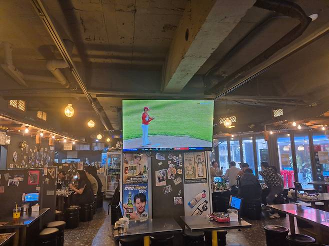 지난 4일 인천의 한 식당에 설치된 TV에서 프로야구 경기가 중계되고 있다./임희재 기자