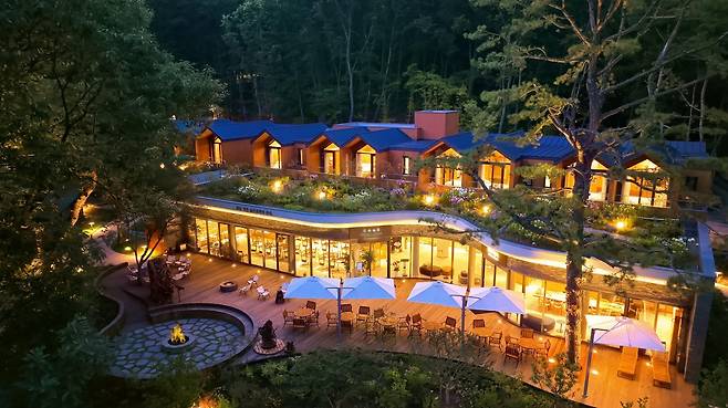 야간에 바라본 수락 휴 본관의 전경.