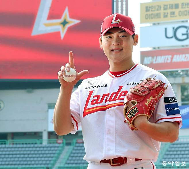 국가대표 마무리 투수로 성장한 프로야구 SSG 조병현이 랜더스(LANDERS)를 상징하는 영문 대문자 ‘L’을 오른손으로 만들어 보였다. 지난주 2세이브를 거둔 조병현은 “마지막 이닝에 등판했을 때 깔끔하게 막아 팬들이 마음 졸이는 일이 없도록 하겠다”며 웃었다. 인천=장승윤 기자 tomato99@donga.com