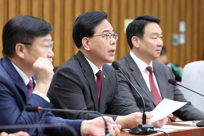 송언석 국민의힘 원내대표가 7일 서울 여의도 국회에서 열린 원내대책회의에서 발언하고 있다. 뉴스1