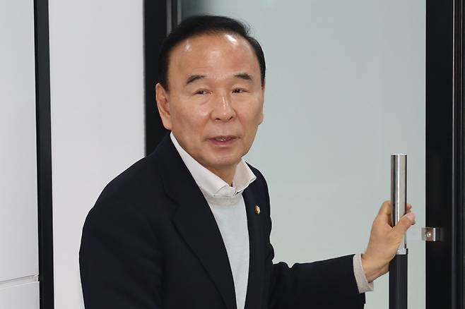 박덕흠 국민의힘 공천관리위원장이 7일 서울 여의도 당사에서 열린 공천관리위원회 비공개 회의에 참석하고 있다. 뉴시스