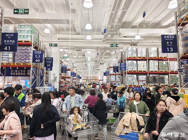 최근 중국 중산층 소비자들 사이에선 미국 월마트 계열의 회원제 창고형 마트로 저렴한 가격보다 품질을 강조하는 샘스클럽이 큰 인기를 끌고 있다. 최근 많은 해외 소비재 기업이 중국에서 철수하거나 사업 규모를 축소하는 것과 달리 샘스클럽은 좋은 품질의 제품 판매를 강조하며 두드러지는 성장세를 보이고 있다. 청명절 연휴 첫 날인 4일 베이징 순의구의 샘스클럽 매장은 쇼핑을 하러 온 고객들로 붐볐다. 베이징=김철중 특파원 tnf@donga.com