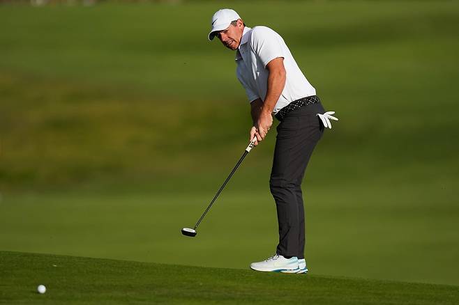 로리 매킬로이(북아일랜드)가 지난해 12월 4일(현지 시간) 호주 멜버른의 로열 멜버른 GC에서 열린 DP 월드투어 크라운 호주 오픈 첫날 11번 홀에서 퍼트하고 있다. 2025.12.04 [멜버른=AP/뉴시스]