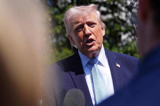 [워싱턴=AP/뉴시스] 도널드 트럼프 미국 대통령이 6일(현지 시간) 백악관 사우스 론(남쪽 잔디밭)에서 열린 ‘부활절 달걀 굴리기’ 행사 도중 기자들과 만나고 있다. 2026.04.07.